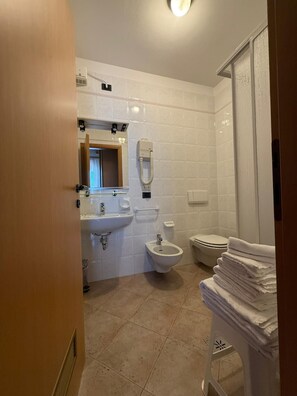 Camera Tripla Dependance senza Ascensore - No Lift | Bathroom | Shower, hair dryer, towels, soap - Hotel Bel Sito Peschiera (Peschiera del Garda)