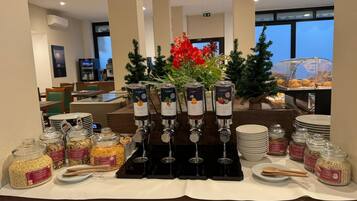 Un buffet de petit-déjeuner proposant une variété d’aliments et de boissons.