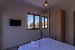 2 bedrooms, iron/ironing board, travel crib, free WiFi