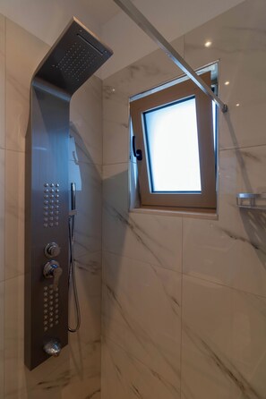 Séchoir à cheveux, serviettes fournies, savon, shampooing