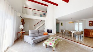 Télévision, cheminée