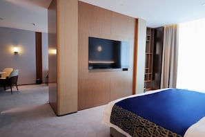 Business Suite, City View | Bar mini, peti besi dalam bilik, meja, langsir/tirai gelap terus 