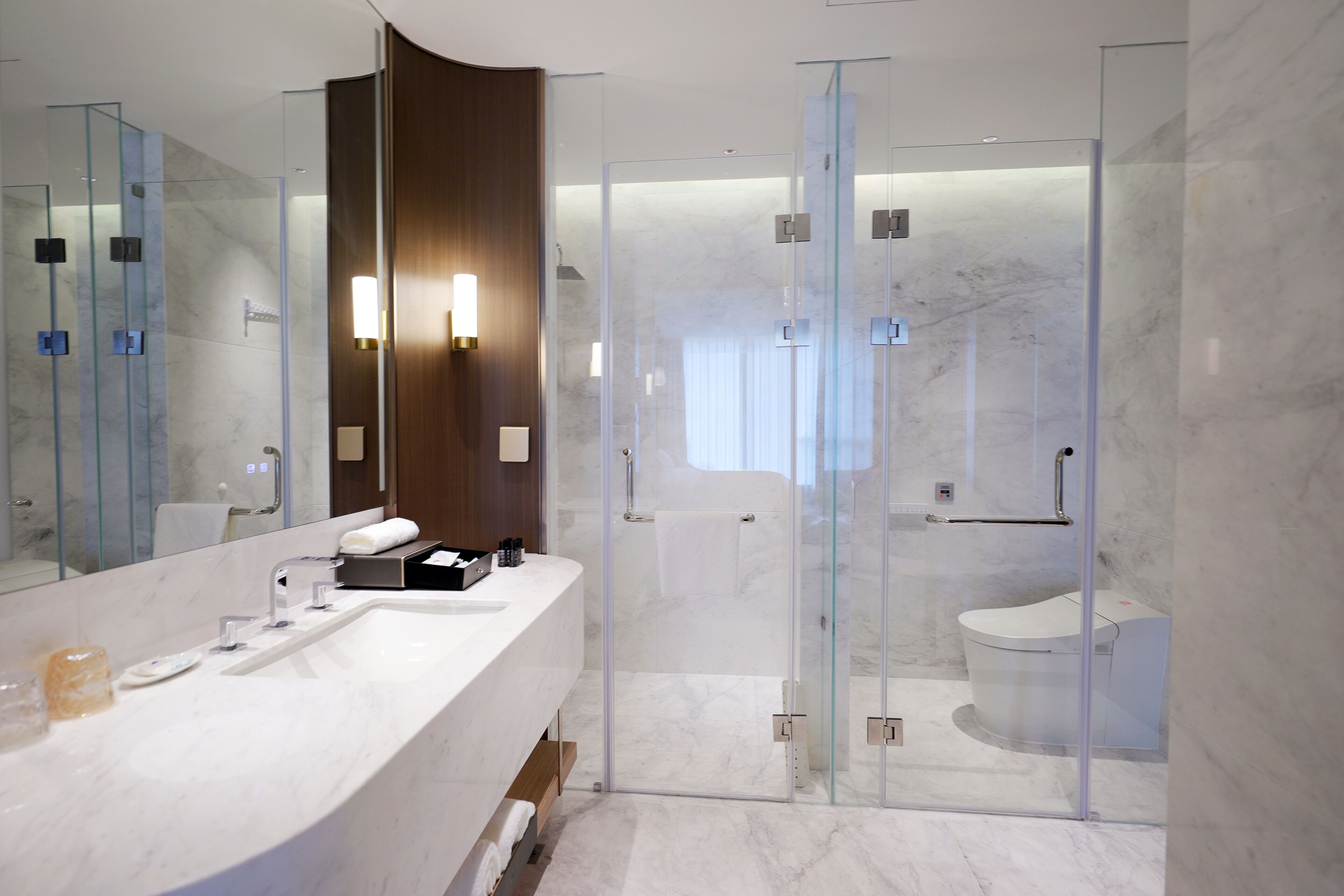 Suite Affaires, vue sur la ville | Salle de bain | Articles de toilette (gratuits), séchoir à cheveux, pantoufles