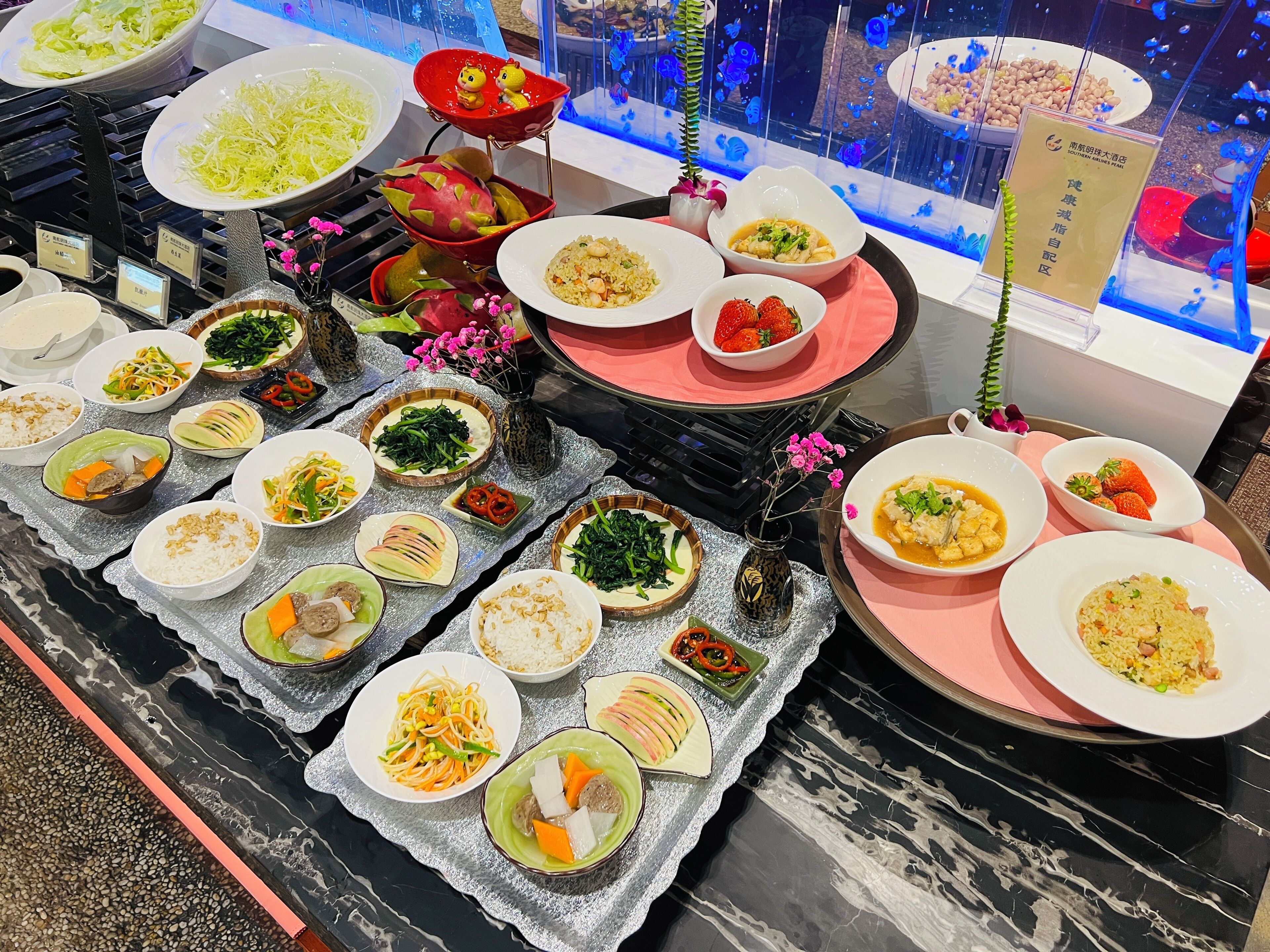 Une variété de plats présentés sur des plateaux, probablement dans un restaurant ou un espace de restauration collective.