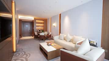 Business Suite, City View | Living area