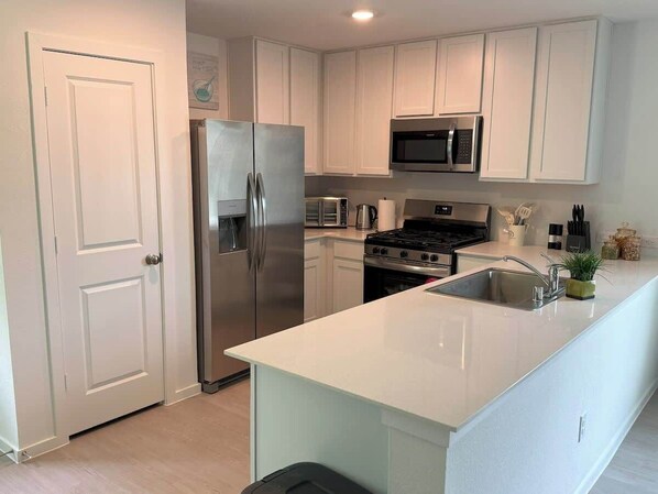 Maison (4 Bedrooms) | Cuisine privée | Réfrigérateur, micro-ondes, four, plaque de cuisson