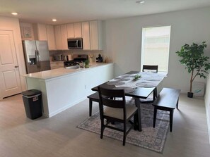 Maison (4 Bedrooms) | Cuisine privée | Réfrigérateur, four à micro-ondes, un four, surface de cuisson