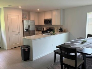 House (4 Bedrooms) | Dapur peribadi | Peti sejuk, ketuhar gelombang mikro, ketuhar, pembancuh kopi/teh