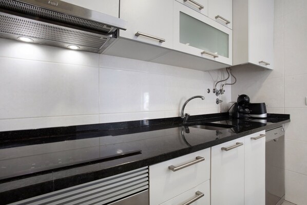 Kühlschrank, Mikrowelle, Ofen, Herdplatte