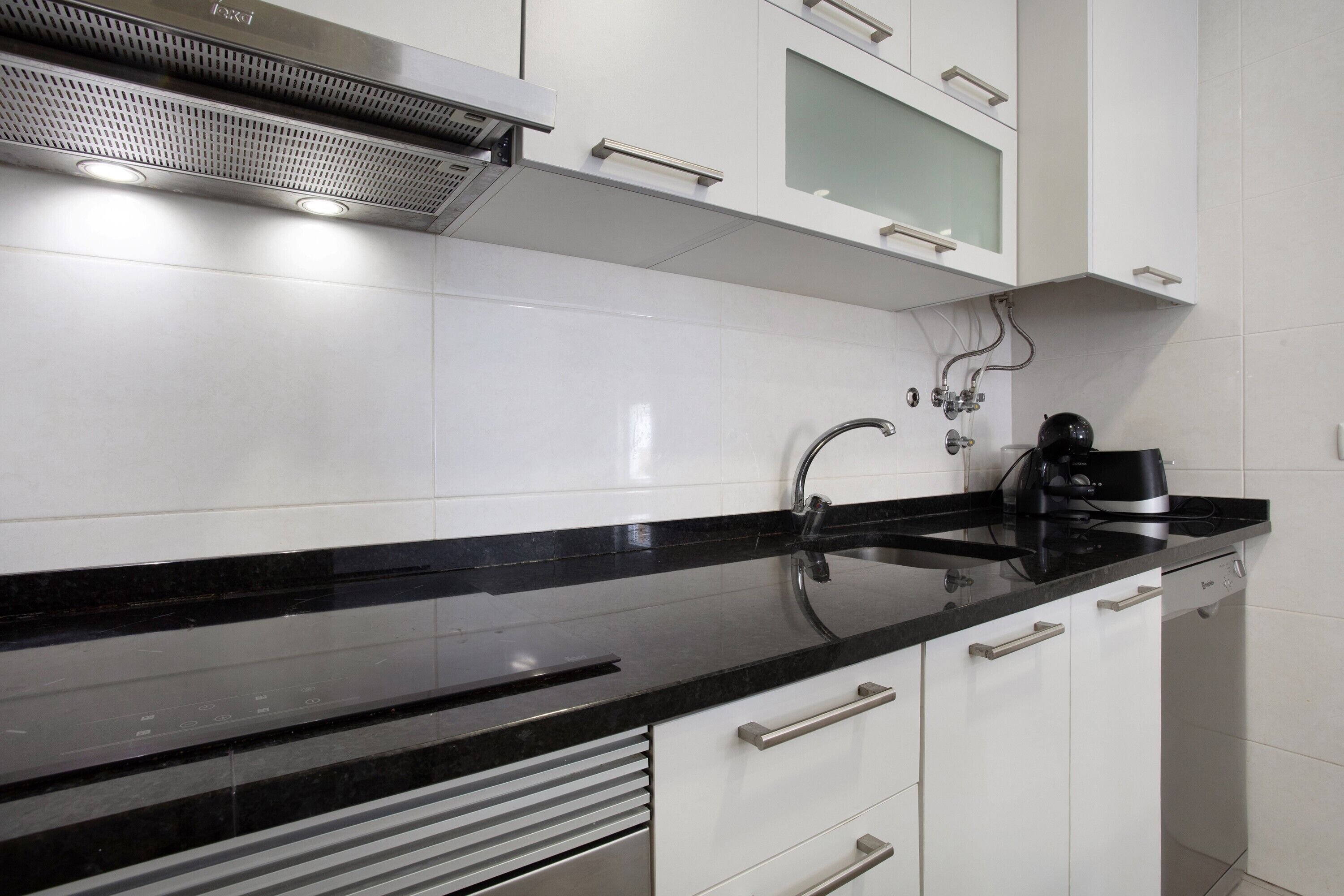 Frigorifero, microonde, forno, piano cottura