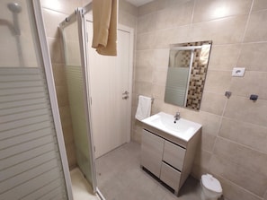 Douche, sèche-cheveux, serviettes fournies