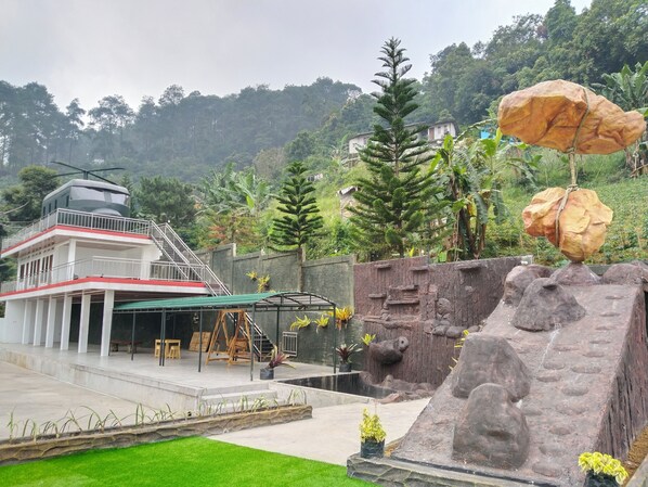 Un edificio con área de helipuerto, escaleras y piscina.