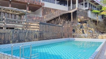 Kolam renang outdoor