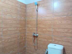 Biệt thự, 3 phòng ngủ | Phòng tắm | Buồng tắm vòi sen, khăn tắm, xà phòng, dầu gội 