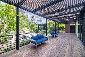 Lobby sitting area - @ Marbella Lane - Curated 5BR in Upscale RMV Haven (San Juan Capistrano)