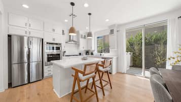 House (5 Bedrooms) | Private kitchen | Fridge, microwave, oven, stovetop