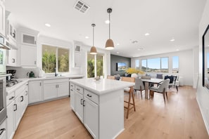 Casa (5 Bedrooms) | Cozinha privada | Geladeira, micro-ondas, fogão, cafeteira/chaleira