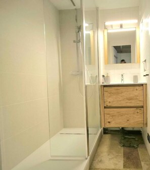 Dusche, Haartrockner, Handtücher, Seife