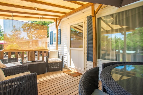 Mobile Home 'Marinière' with Lake View, Private Pool and Air Conditioning