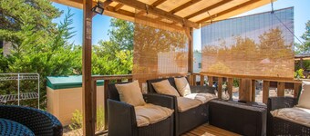 Mobile Home 'Marinière' with Lake View, Private Pool and Air Conditioning