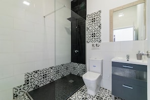 Sèche-cheveux, serviettes fournies, savon, shampoing