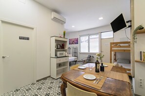 Dining - Fully equipped studio, 15 minutes from downtown BCN, 8 min. walk from the beach (Sant Adrià de Besòs)