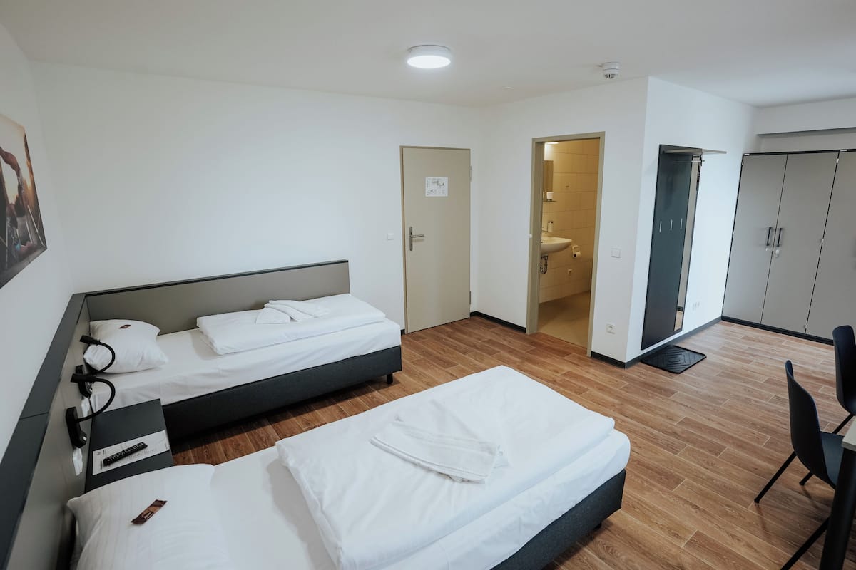 Cunas, wifi gratis y ropa de cama