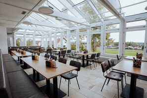 Tempat makan di kawasan terbuka