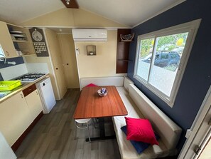 Refrigerador, microondas, lavavajillas y cafetera y tetera 