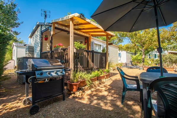 Outdoor dining - Mobile Home 'Salamandre' with Lake View, Shared Pool and Air Conditioning (Sainte-Croix-du-Verdon)