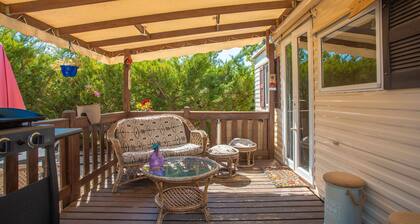 Mobil-home 'Cocoon' avec vue sur le lac, piscine partagée et climatisation