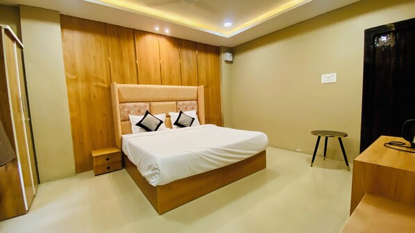 Family Double Room | Free WiFi - HOTEL LN PRIDE (Indore)