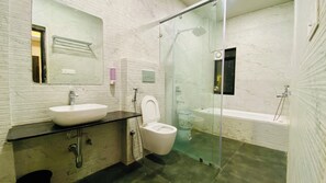 Deluxe-Doppelzimmer | Badezimmer | Badewanne und Dusche (separat), Handtücher, Seife, Shampoo