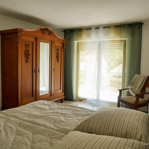 2 bedrooms, travel crib, WiFi, bed sheets