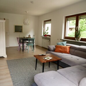 TV - Spacious vacation apartment on the edge of the Palatinate Forest (Erfenstein)