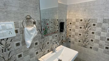Deluxe Room | Bathroom | Shower, rainfall showerhead, slippers, towels