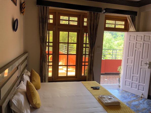 غرفة فاخرة. - بشرفة - منظر للجبل | واي فاي مجانًا