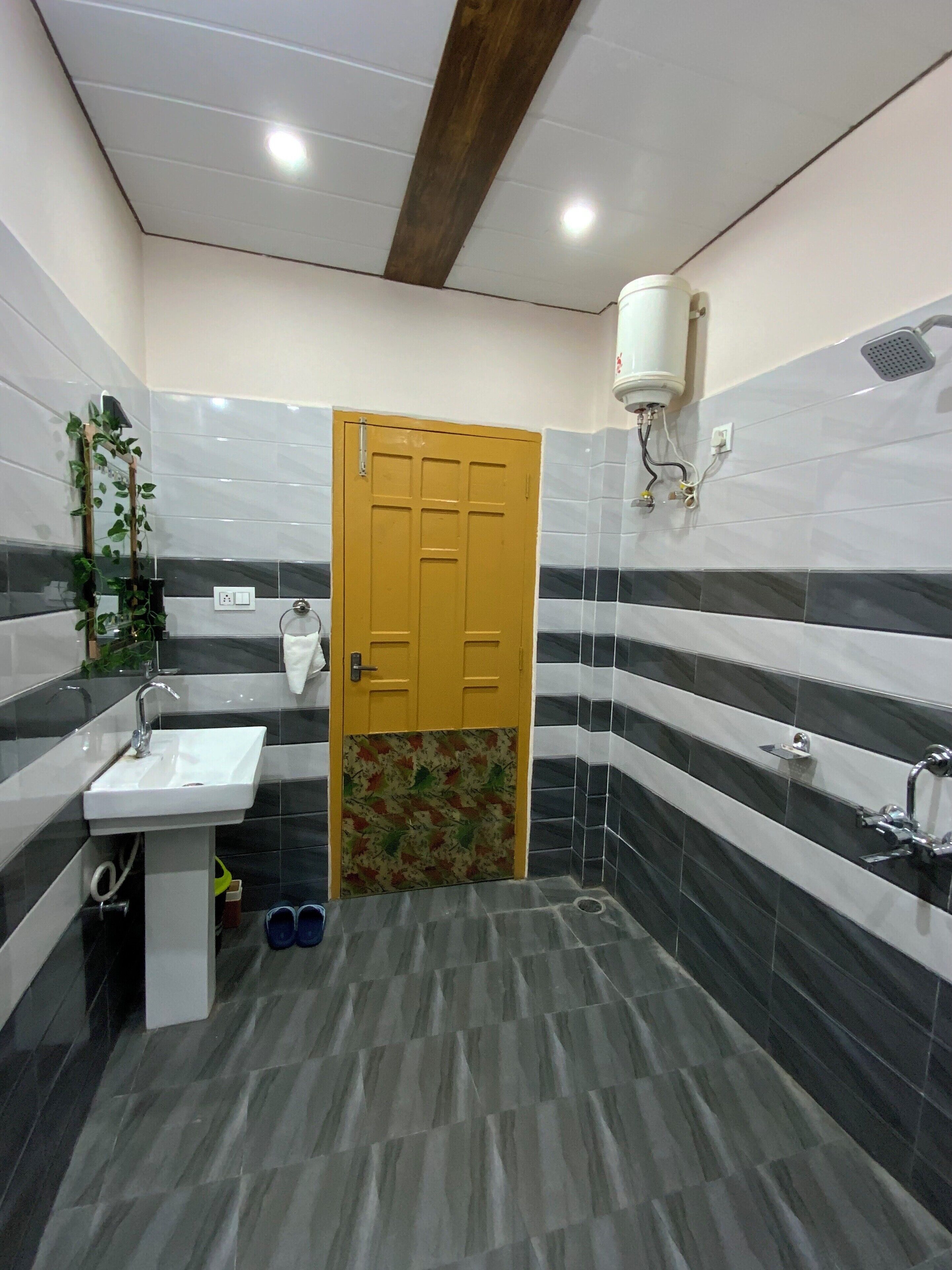 Phòng đôi hoặc 2 giư  ờng đơn dành cho gia đình | Phòng tắm | Buồng tắm vòi sen, vòi sen phun mưa, dép đi trong nhà, khăn tắm 