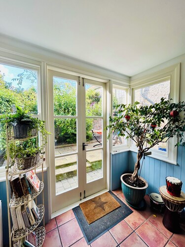 Town centre Family Home w/ Garden, Beach - 310 yds flat walk, 3 bed 2 reception