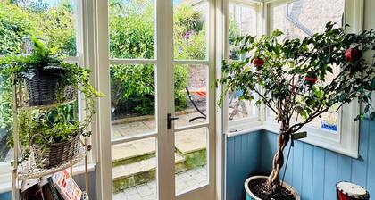 Town centre Family Home w/ Garden, Beach - 310 yds flat walk, 3 bed 2 reception