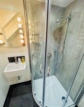 Hair dryer, towels, soap, shampoo - Town centre Family Home w/ Garden, Beach - 310 yds flat walk, 3 bed 2 reception (St Ives)