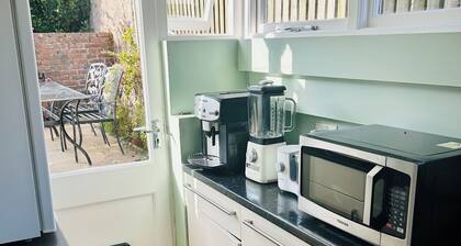 Spacious family home 2 gardens 3 bedrooms dining rm living rm centre of St Ives