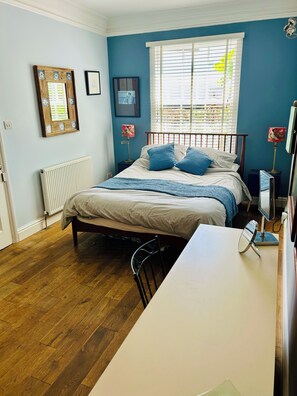 3 slaapkamers, een strijkplank/strijkijzer, gratis wifi, beddengoed