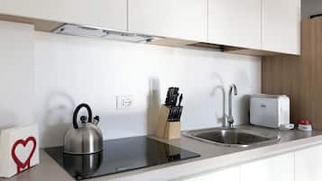 Réfrigérateur, micro-ondes, plaque de cuisson, cafetière/bouilloire