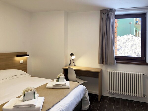 2 quartos, escrivaninha, ferros/tábuas de passar roupa