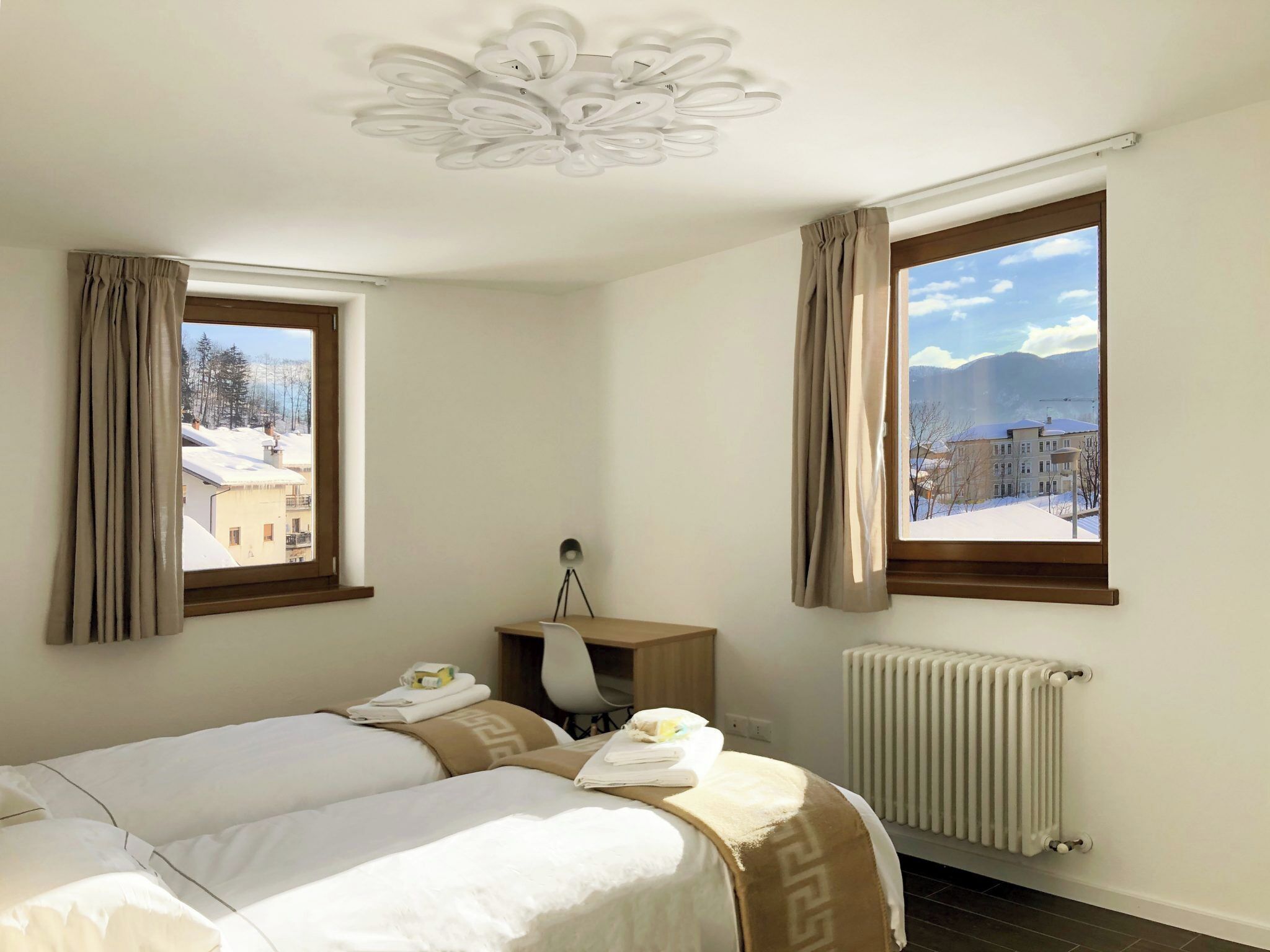 2 soverom, skrivebord, strykejern/-brett og wi-fi (inkludert)