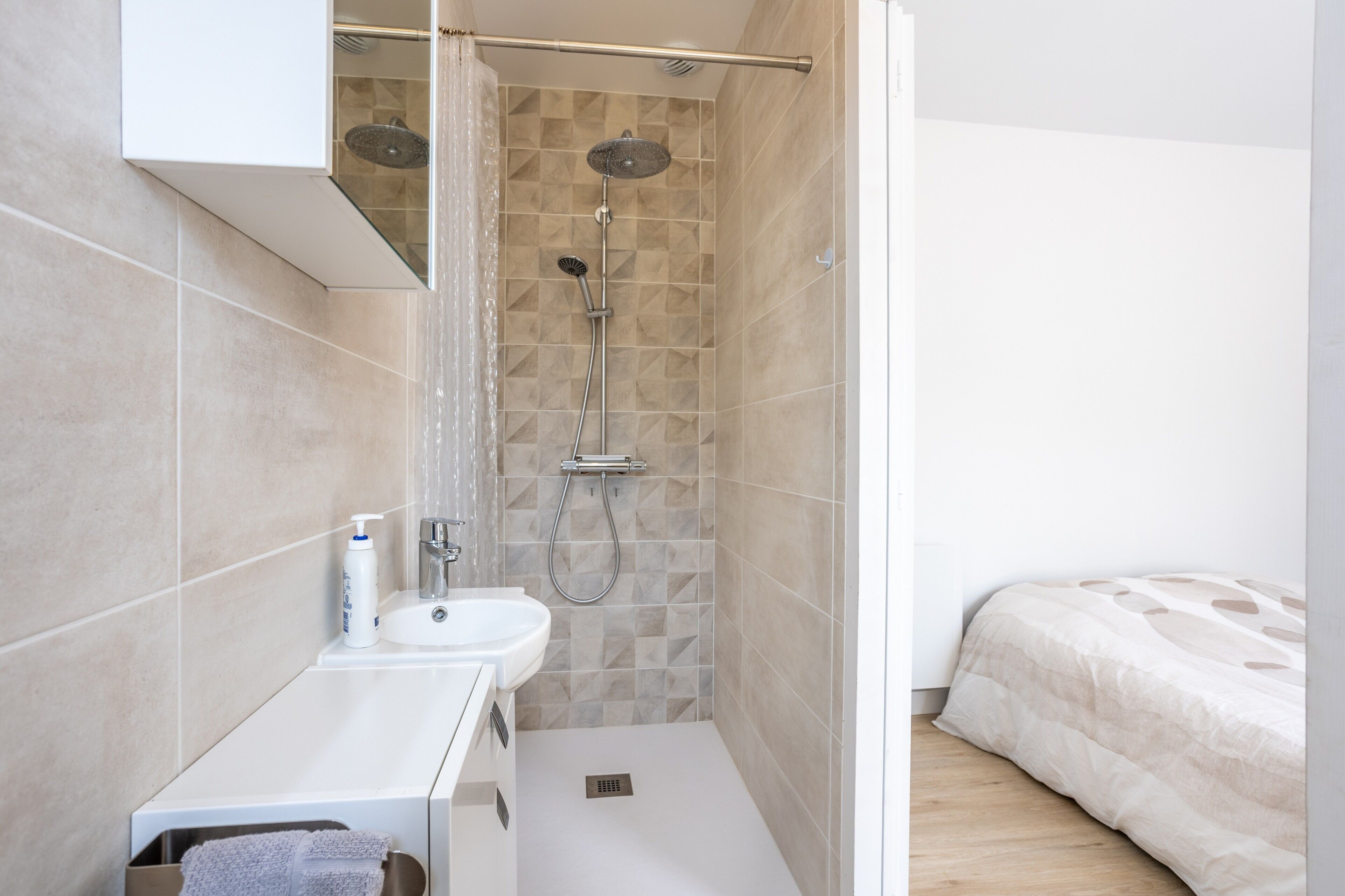 Douche, sèche-cheveux, serviettes fournies