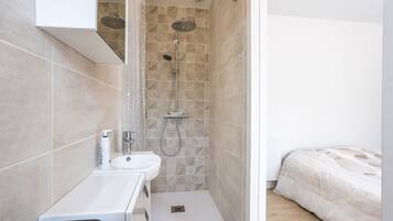 Douche, sĂšche-cheveux, serviettes fournies