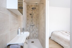 Ducha, secador de pelo, toallas