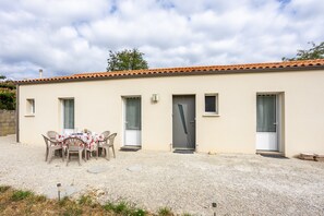 Outdoor dining - 2-Bedroom Independent Accommodation for 4 to 6 People, 20 Minutes from the Beach (Curzon)